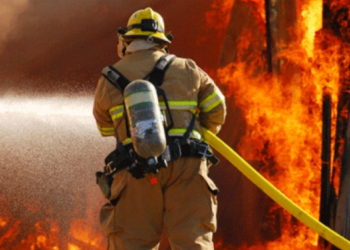 Баянзүрх дүүрэгт 3 өрөө байр бүрэн шатаж байсныг унтрааж, утаажилтын бүсээс 123 иргэнийг гаргажээ