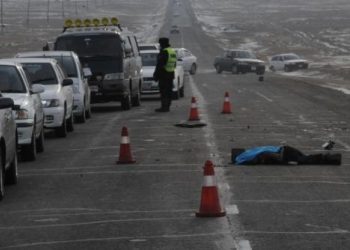 Говьсүмбэр аймагт зам дээр зогсож байсан ачааны машиныг араас нь мөргөсний улмаас жолооч нь амь хохирчээ