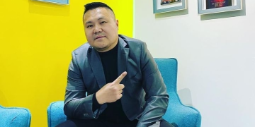 Люмино хамтлагийн Бажи өөрийнх нь охинд тусалсангүй гэж иргэдийг харааж зүхэв