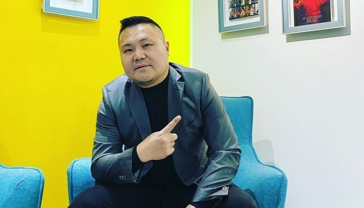 Люмино хамтлагийн Бажи өөрийнх нь охинд тусалсангүй гэж иргэдийг харааж зүхэв