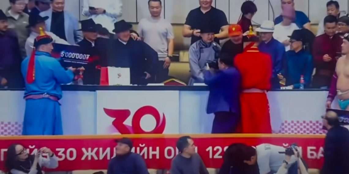 Бичлэг дээр О.Хангай аваргыг түлхэж буй зурагчин гаргасан үйлдэлдээ тайлбар хийжээ