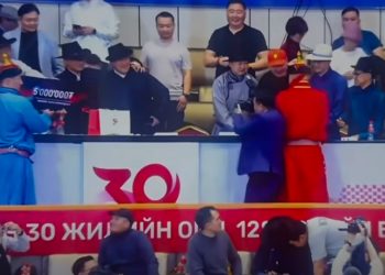 Бичлэг дээр О.Хангай аваргыг түлхэж буй зурагчин гаргасан үйлдэлдээ тайлбар хийжээ