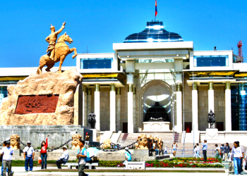 Төв талбайд үнэ төлбөргүй эрүүл мэндийн үйлчилгээ, зөвлөгөө өгч байна