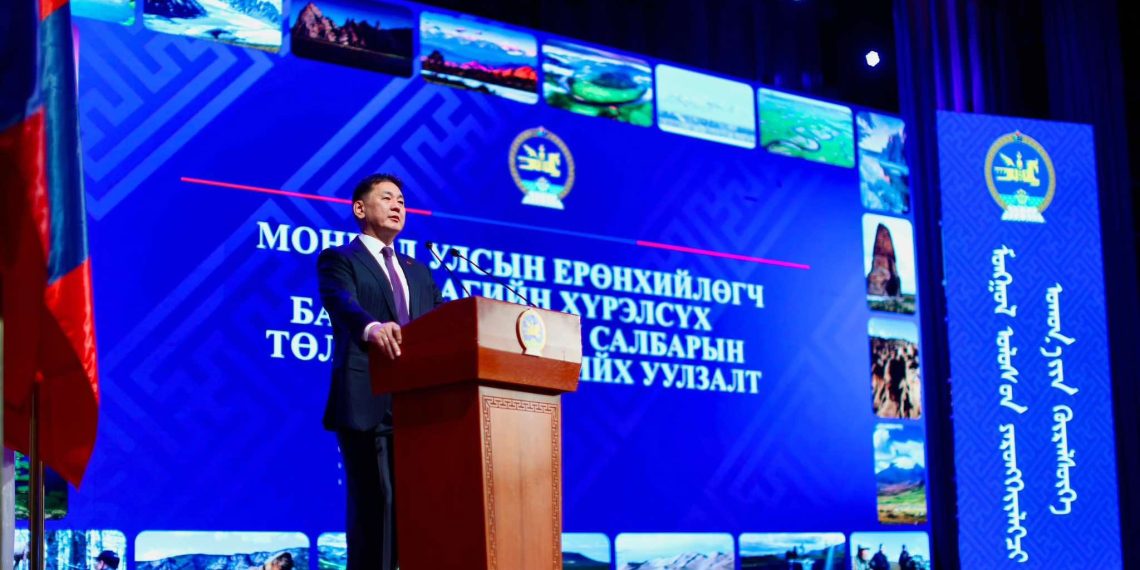 Ерөнхийлөгч У.Хүрэлсүх байгаль орчны салбарын ажилтан, байгаль хамгаалагчидтай уулзлаа
